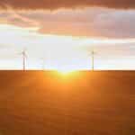 Windräder unter bewölktem Himmel, symbolisieren wechselhaftes Wetter in Niedersachsen und Bremen.