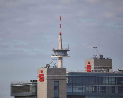 Ein klarer Himmel über dem Fernmeldeturm Essen bei warmem, sonnigem Wetter.