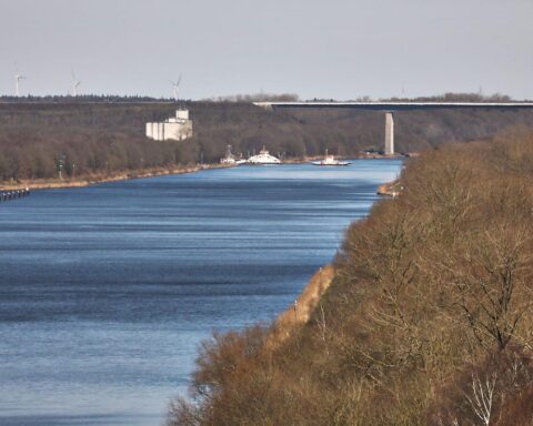 Ein sonniger Nord-Ostsee-Kanal unter blauem Himmel mit Wolken, ideal für trockenes Wetter.
