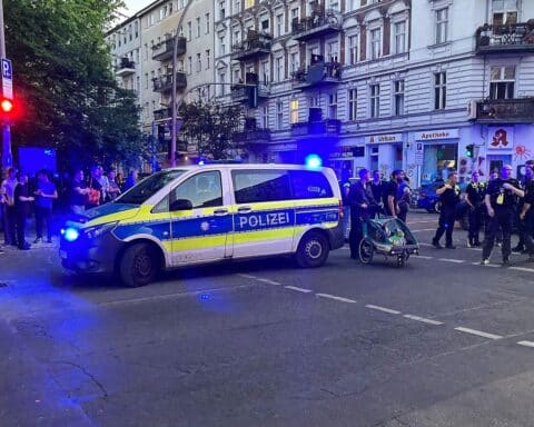 Polizei und Rettungskräfte am Tatort einer Schießerei in Berlin-Kreuzberg, gesperrte Straße.