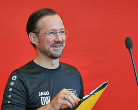 Dirk Wiese diskutiert über Diätenerhöhung, Widerstand in der SPD-Fraktion gegen automatische Anpassung.