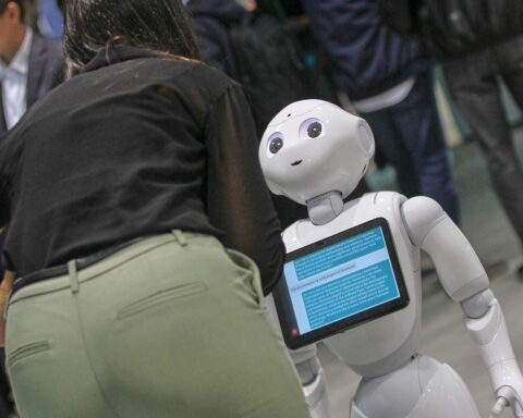 Digitalminister Wildberger spricht über KI-Entwicklung, Regulierung und Innovationsfreiheit. Roboter im Fokus.