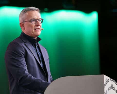 Karsten Wildberger diskutiert KI und europäische Technologieautonomie in Berlin, inspiriert von Papst Enzyklika.