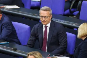 Karsten Wildberger spricht über politische Herausforderungen und Kommunikationsprobleme nach Prämien-Scheitern.