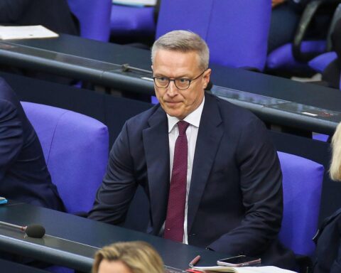 Karsten Wildberger spricht über politische Herausforderungen und Kommunikationsprobleme nach Prämien-Scheitern.