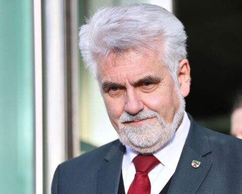Armin Willingmann diskutiert Energiemaßnahmen auf der Konferenz, um Verbraucher zu entlasten.