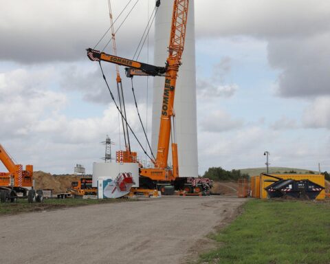 Visualisiere einen Windpark im Bau, symbolisierend die Herausforderungen und Chancen der Windenergie.