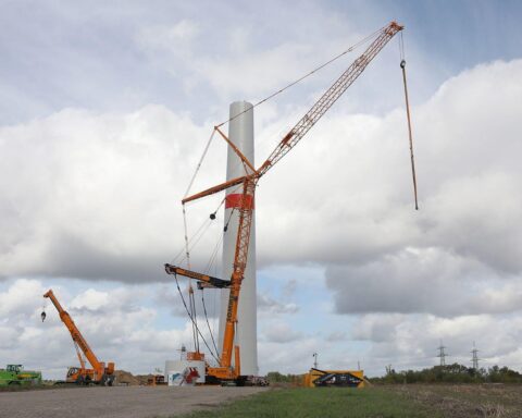 Windräder im Bau, Symbol für erneuerbare Energien und Energiewende in Europa.