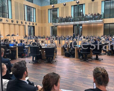 Bundesrats-Sitzung mit Politikern, Diskussion über Entlastungsprämie und wirtschaftliche Reformen in Deutschland.