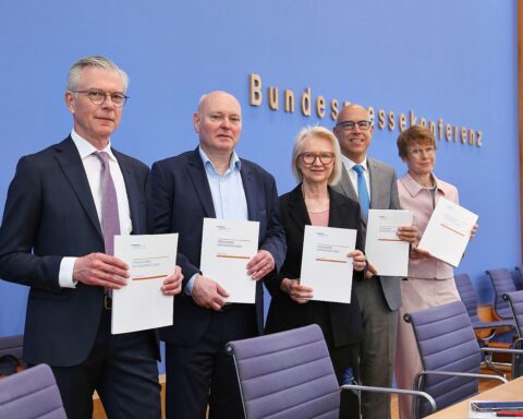 Grafik mit Konjunkturprognoseraten, Wirtschaftsdiagramm und Symbolen für Inflation und Sozialversicherungen.