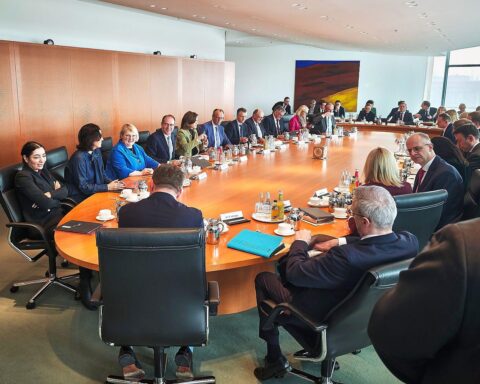 Kabinettssitzung, Regierung diskutiert Wirtschaft, Expertenrat, Reformbedarf, wirtschaftliche Orientierung, politische Umsetzung.