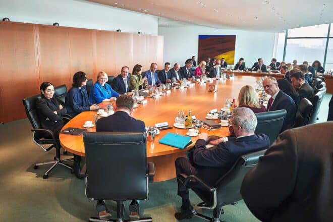Kabinettssitzung, Regierung diskutiert Wirtschaft, Expertenrat, Reformbedarf, wirtschaftliche Orientierung, politische Umsetzung.