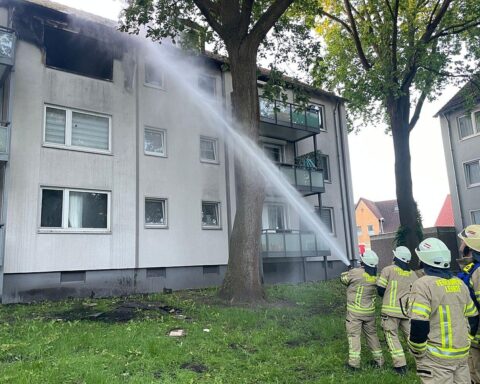 Feuerwehr bekämpft Flammen im Dachbereich eines ausgebrannten Mehrfamilienhauses in Lehrte.