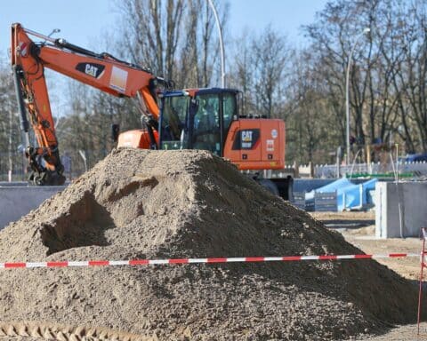 Bagger auf Baustelle symbolisiert den Rückgang von Baugenehmigungen in Thüringen.