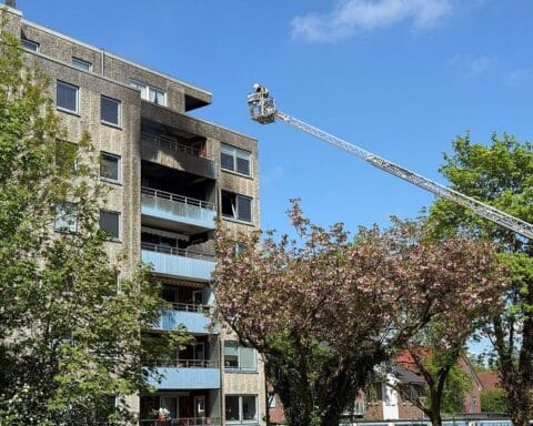 Wohnungsbrand in Bad Bramstedt: Feuerwehr im Einsatz, starke Rauchentwicklung, Rettung von Bewohnern.