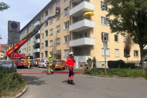 Feuerwehr löscht Wohnungsbrand, rettet vermisste Person aus stark verrauchtem Treppenraum in Konstanz.