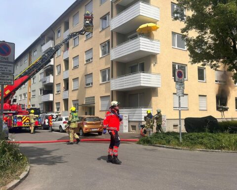 Feuerwehr löscht Wohnungsbrand, rettet vermisste Person aus stark verrauchtem Treppenraum in Konstanz.