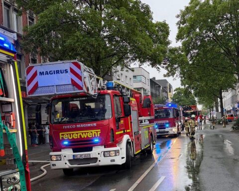 Feuerwehr löscht Wohnungsbrand; Anwohner gerettet, Vogelkäfig ebenfalls gesichert. Keine Verletzten.
