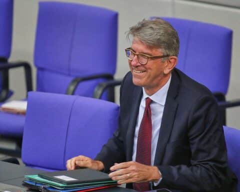 Wolfram Weimer feiert Eurovision Song Contest mit Snacks, Familie und positiven Botschaften der Völkerverständigung.