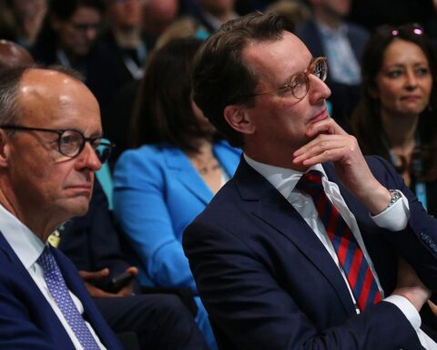 Friedrich Merz und Hendrik Wüst unterstützen sich inmitten von Spekulationen über Kanzlertausch.