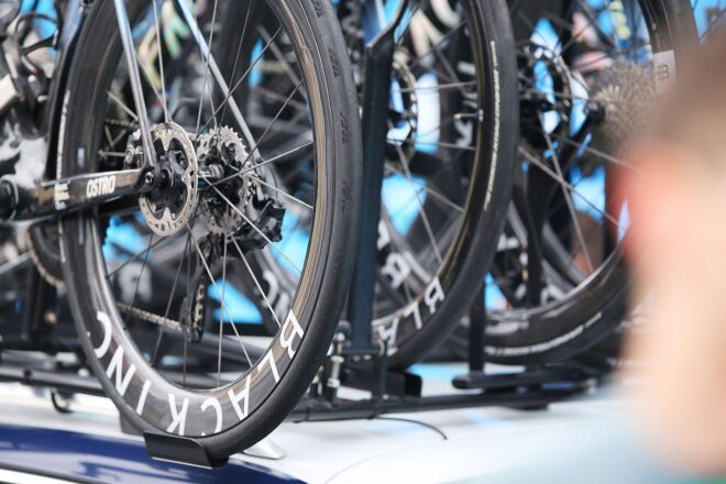 X85-Fahrradbus bringt Radler nach Fehmarn