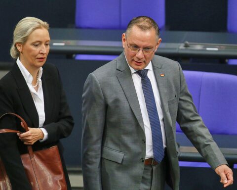AfD-Politiker Weidel und Chrupalla symbolisieren Umfrageerfolg und politischen Wandel in Deutschland.