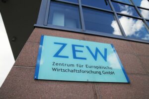 Positive Wirtschaftsprognosen, negative Lageeinschätzung, ZEW-Umfrage, Mannheim, Industrie- und Technologiebereiche.