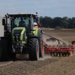 Landwirt mit Traktor, symbolisiert Ausbildungsbeginn im Agrarsektor Sachsen-Anhalt 2024.