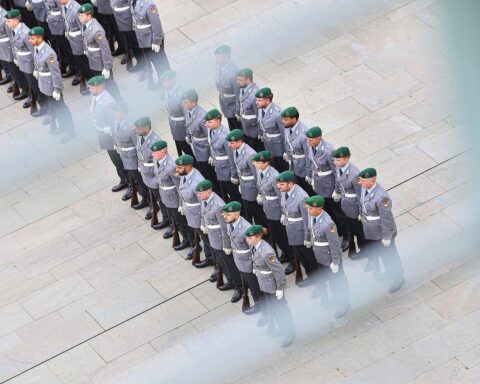Bundeswehrsoldaten in Uniform, symbolisieren die Personalaufstockung und positive Entwicklung der Truppe.