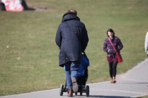 Familie im Alltag: Vater, Mutter und Kind zusammen, symbolisiert den Anstieg der Väter.