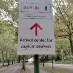 Flüchtlinge im Ankunftszentrum, leere Wartesäle, Rückgang der Asylanträge sichtbar.