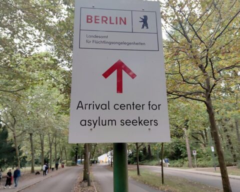 Flüchtlinge im Ankunftszentrum, leere Wartesäle, Rückgang der Asylanträge sichtbar.