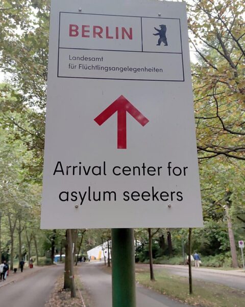 Flüchtlinge im Ankunftszentrum, leere Wartesäle, Rückgang der Asylanträge sichtbar.