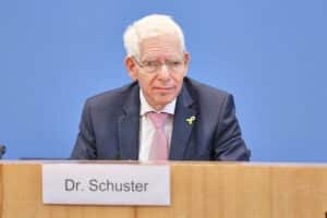 Josef Schuster spricht über Antisemitismus, Gewalt und die Zukunft jüdischen Lebens in Deutschland.
