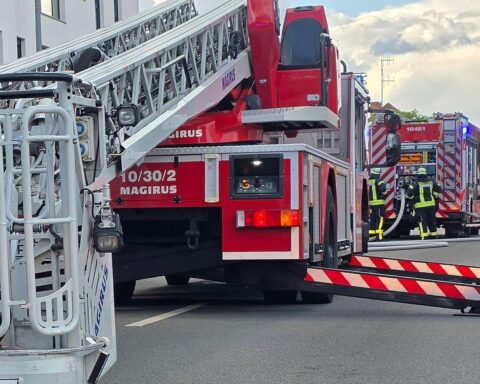 Feuerwehr löscht Zimmerbrand in Mehrparteienhaus, keine Verletzten, Bewohner retteten sich selbst.