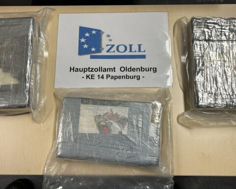 Zollbeamte sichern drei Kilogramm Kokain in verstecktem Pkw am Grenzübergang Rhede.
