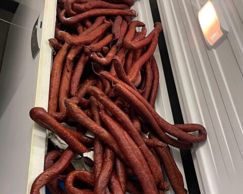 Zollbeamte beschlagnahmen 250 Kilogramm Wurst und verbotene Waren am Stuttgarter Flughafen.