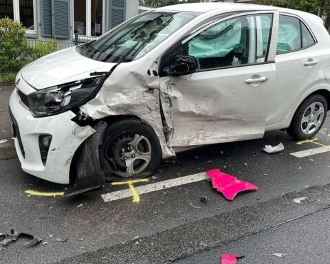 Zwei beschädigte Autos nach Unfall auf Kölner Straße; Polizei ermittelt, Frauen leicht verletzt.