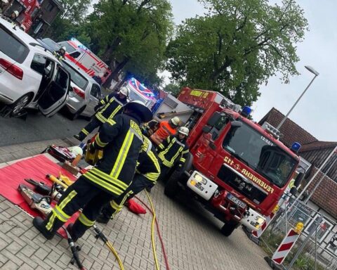 Feuerwehr und Rettungsdienst arbeiten an Unfallstelle mit eingeschlossenen Insassen in Bergen.