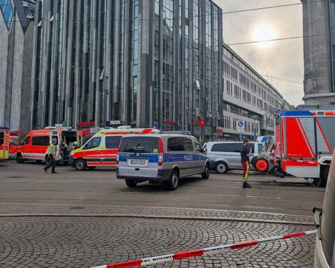 SUV in Menschenmenge in Leipzig, Polizei Einsatz, Rettungskräfte vor Ort, tragisches Ereignis.