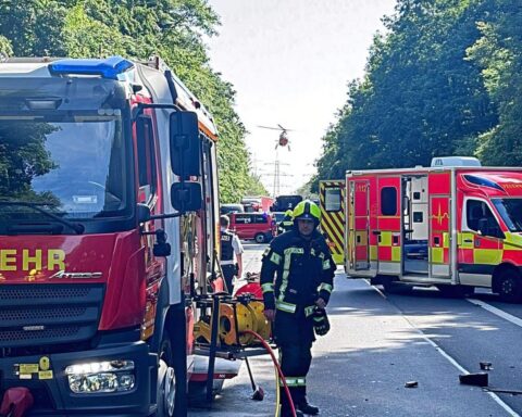Frontalzusammenstoß zweier Pkw, Rettungskräfte helfen Verletzten auf Bundesstraße 477 in Bergheim.