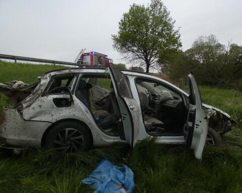 Schwerer Unfall auf Autobahn 24: überschlagener VW, Rettungswagen, Polizei und beschädigte Grünfläche.