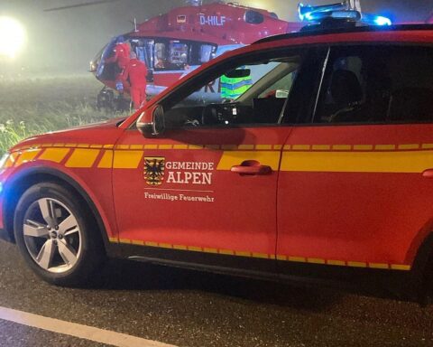 Verkehrsunfall mit Fußgängern, Feuerwehr und Rettungsdienst bei nächtlicher Einsatzaufnahme.
