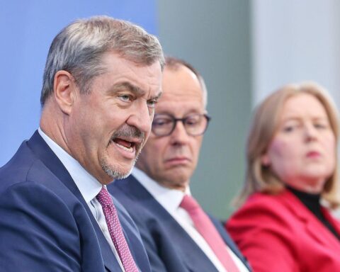 Markus Söder diskutiert Steuerreformen, während die SPD-Entlastungsprämie kritisch betrachtet wird.