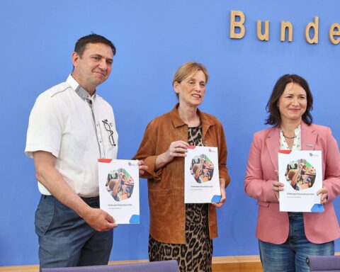 Kinder aus verschiedenen sozialen Schichten in einem Klassenzimmer, symbolisierende Bildungsgerechtigkeit und Chancengleichheit.