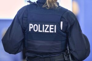 Unfallstelle in Wolfenbüttel: Polizei untersucht schwere Verletzung einer Fußgängerin von Auto.