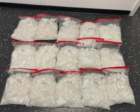 Zollbeamte entdecken 15 kg Crystal Meth während Verkehrskontrolle auf Bundesautobahn 44.