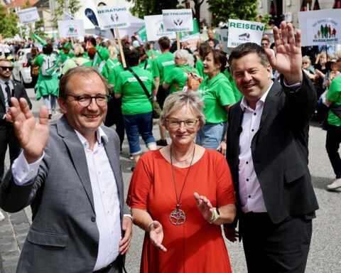 Drei Politiker lächeln gemeinsam, unterstreichen Zusammenhalt und Lebensfreude beim Sachsen-Anhalt-Tag in Bernburg.
