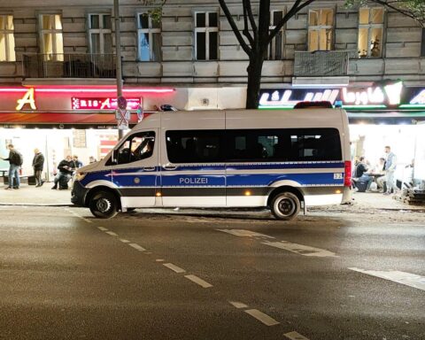 Polizisten im Einsatz, Verletzter und Jugendlicher nach Angriff in Berlin-Kreuzberg.