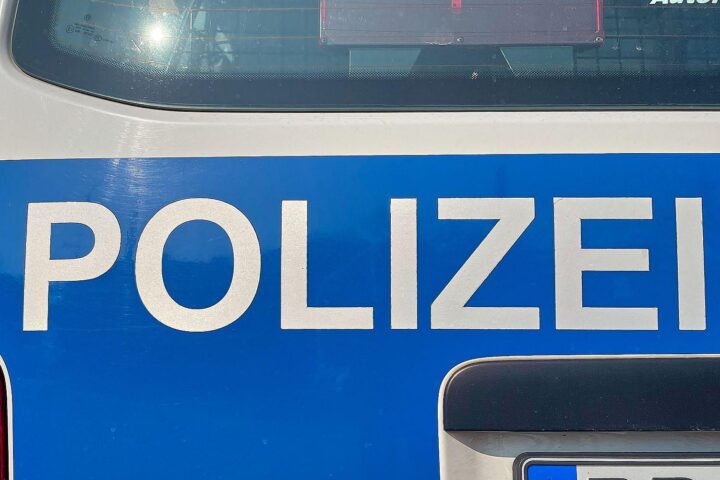 Polizei ermittelt gegen 17-Jährigen für bewaffnete Raubüberfälle auf Pizzeria und Supermarkt.